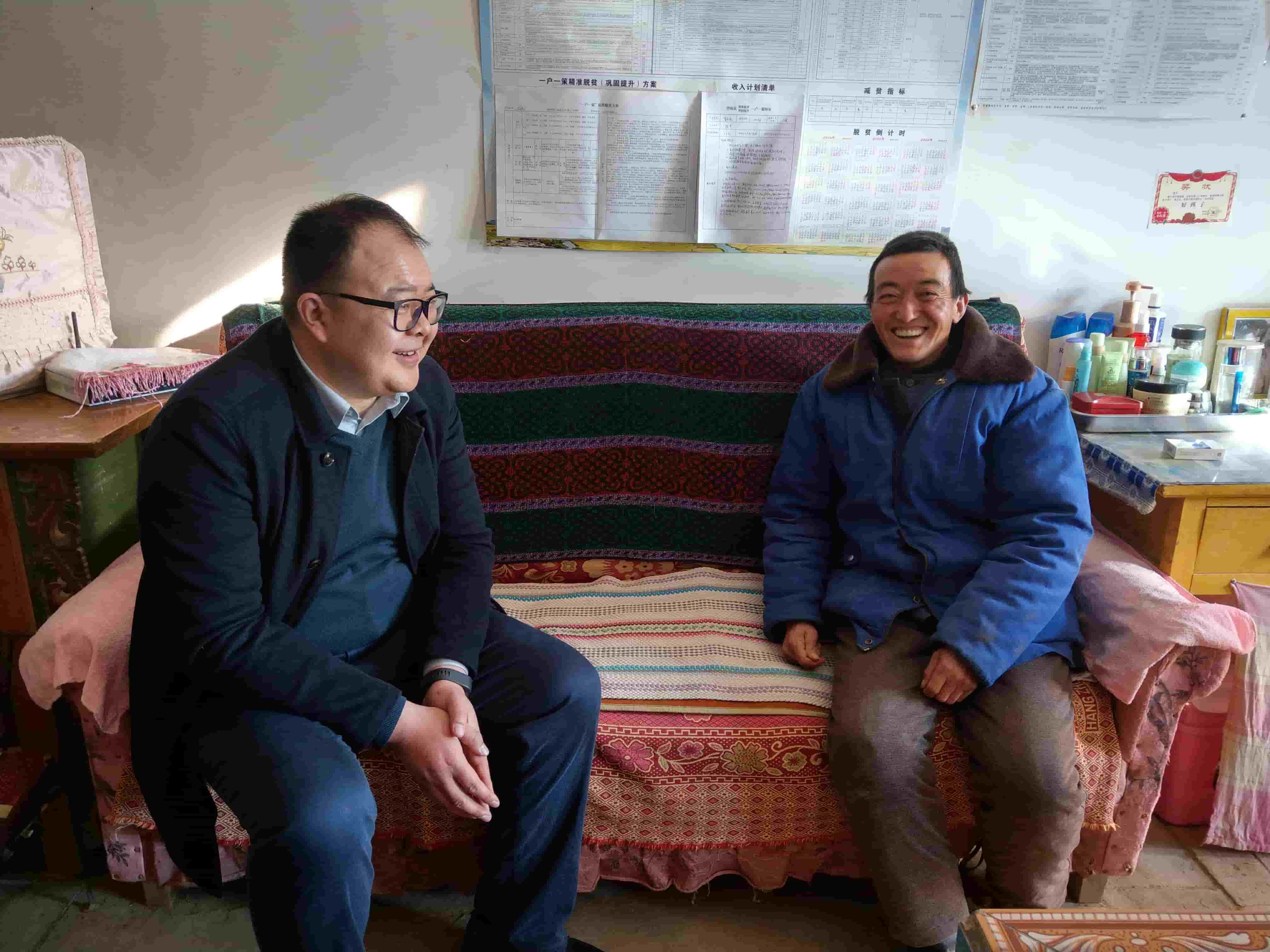 1720597303218 freecompress-2019年1月25日,邱军同志在乔川乡贫困户家中宣讲扶贫政策