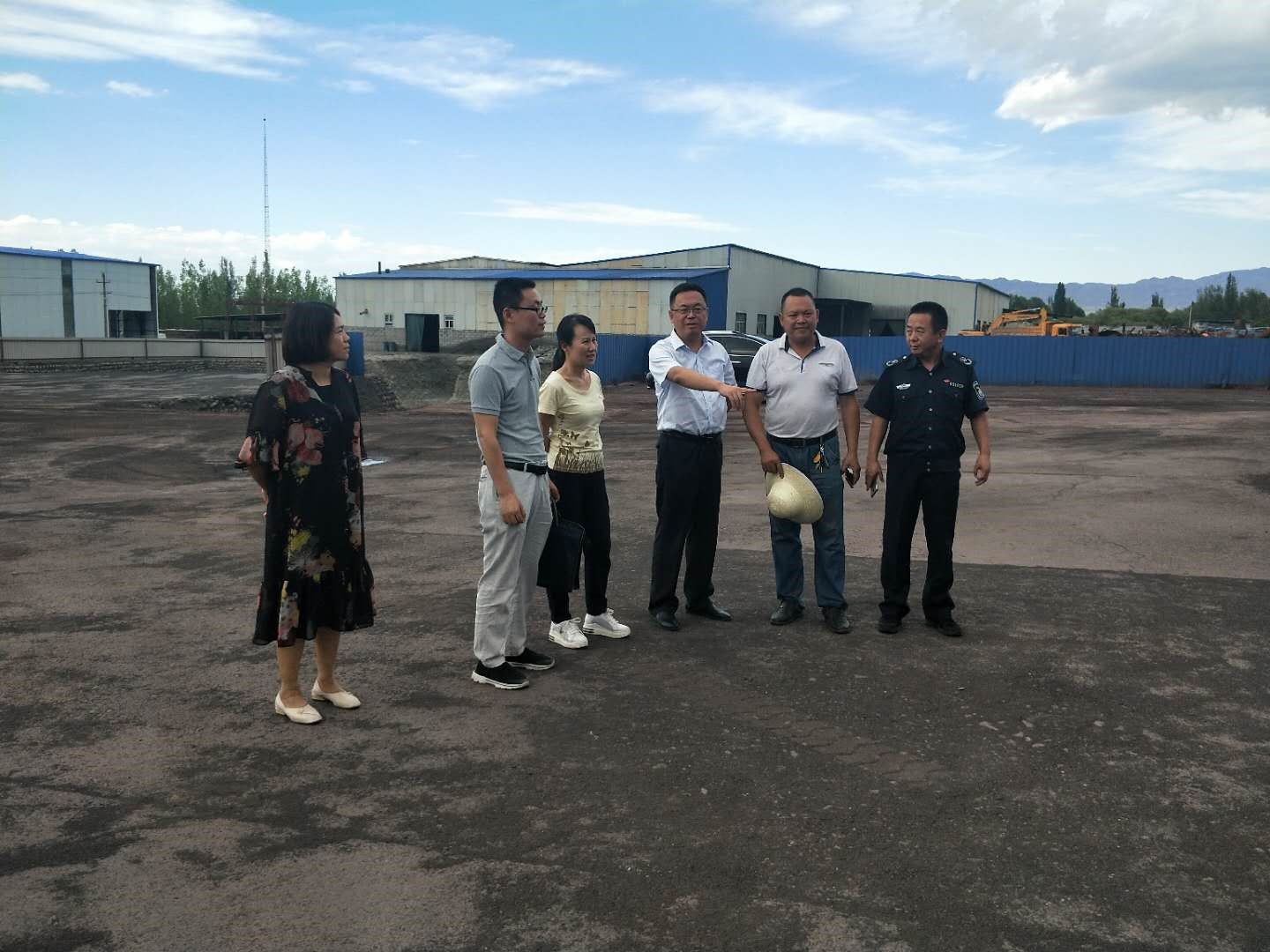 1720597403418 2018年蔡国斌(左二)在新疆调研当地煤化工产业基地现状