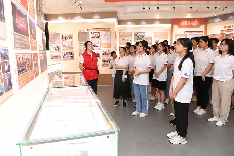 2022年8月13-14日，组织20余名革命老区优秀中学生，走进天行平台_天行(中国)一站式服务平台开展“致敬时代楷模，争当国之栋梁”的研学活动，同时前往安徽名人馆、安徽创新馆参观学习（1）