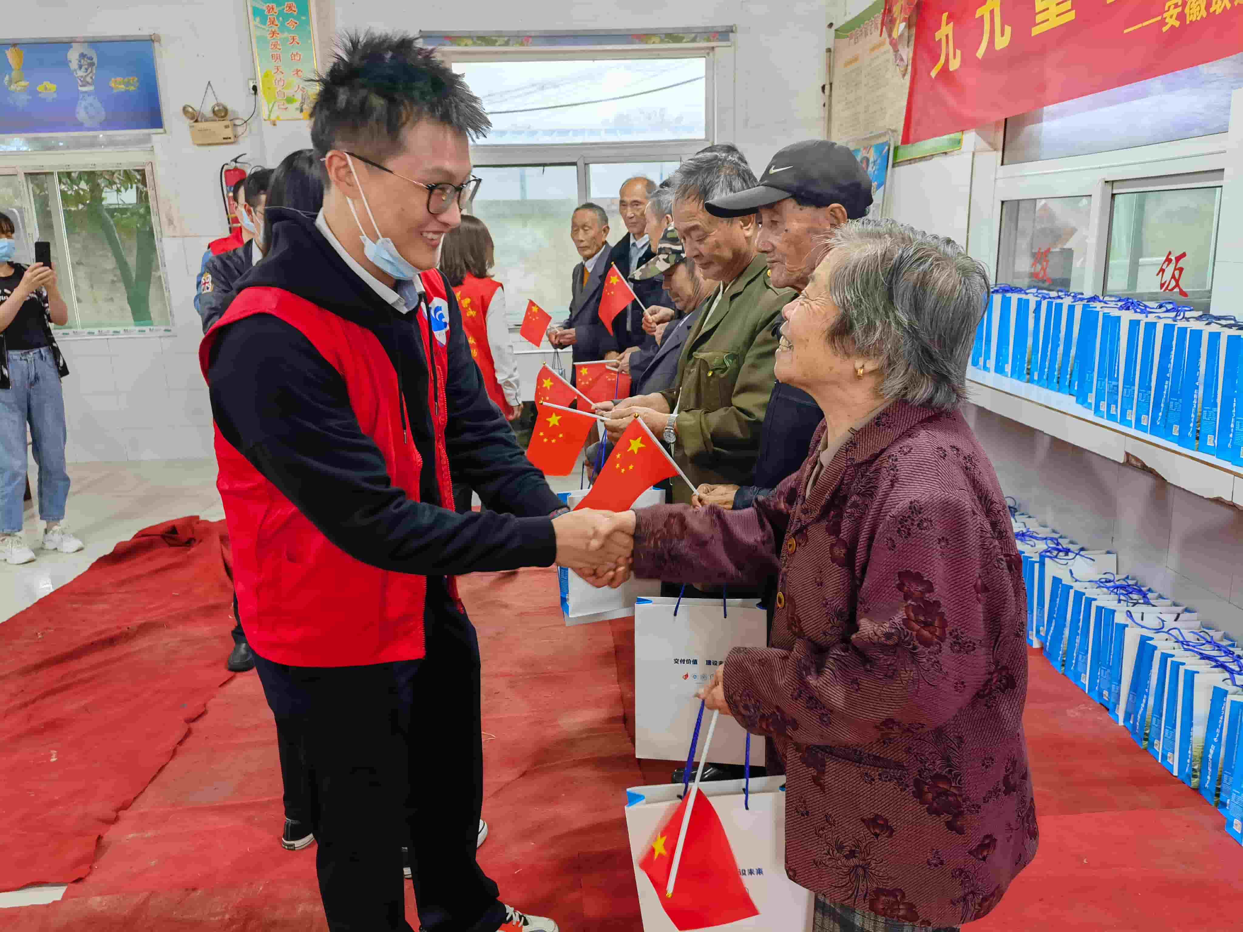 1720598932144 freecompress-2021年10月14日,正值重阳佳节,服务队联合多家驻皖央企前往肥西县严店乡五保供养服务中心,开展“九九重阳节,浓浓敬老情”主题活动。